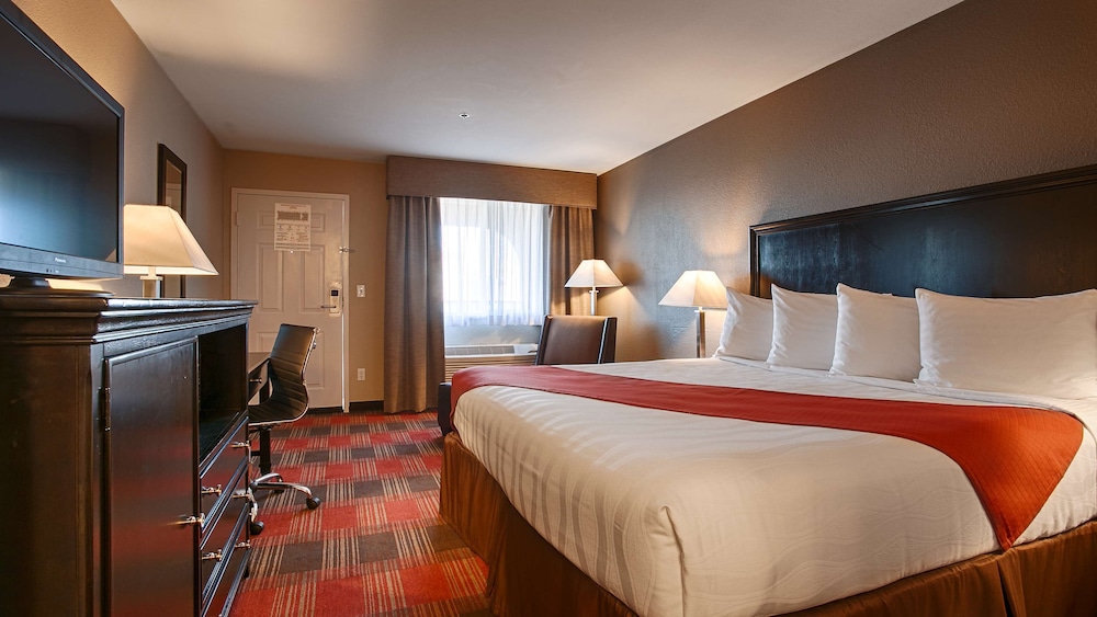 Standard Room, 1 King Bed, Non Smoking, Refrigerator & Microwave - Photo 1