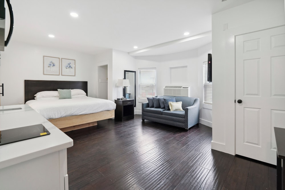 Elite Studio, 1 King Bed, Non Smoking, Private Bathroom