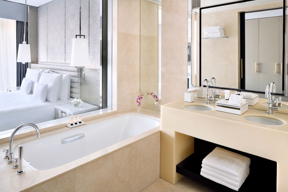 Junior Suite, 1 King Bed, City View (Junior Suite) thumbnail 5