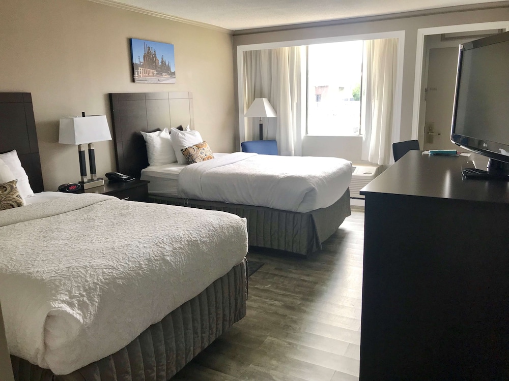 Standard Room, 2 Double Beds, Refrigerator & Microwave, Pool View photo 1