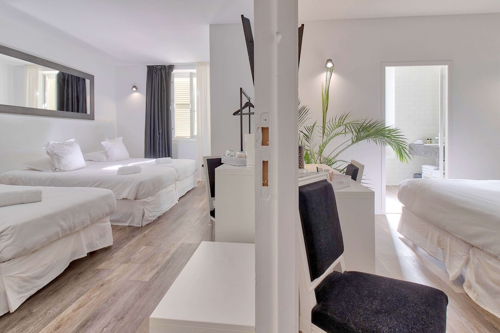 Room, 2 Bedrooms - Photo 2