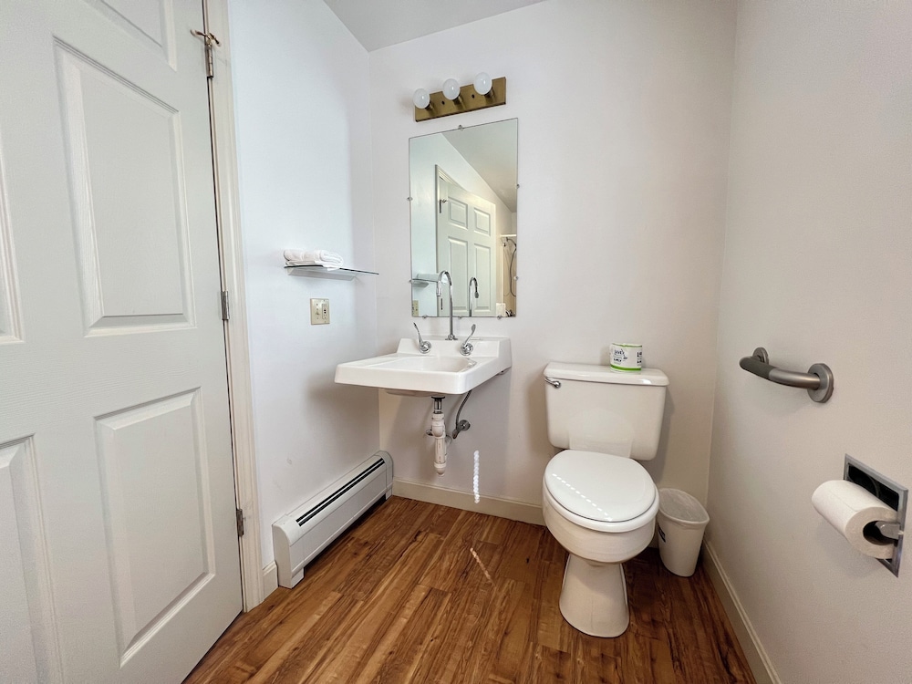 Essentials - Single Queen, Handicapped Accessible photo 2