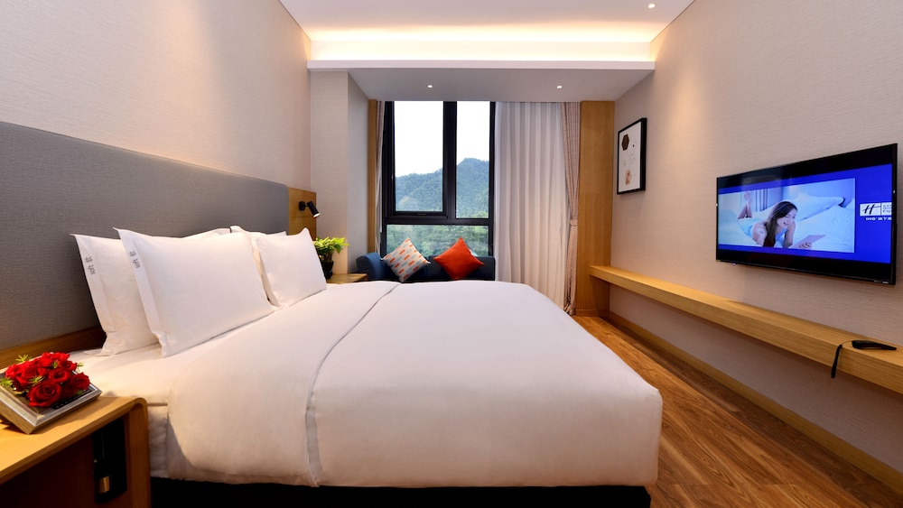 Suite, 1 King Bed (Additional Living Area) photo 2