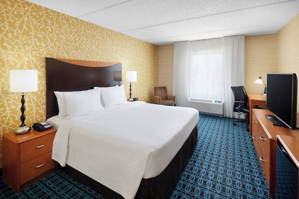 Room, 1 King Bed (Mobility/Hearing Access, Roll-In Shwr) photo 1