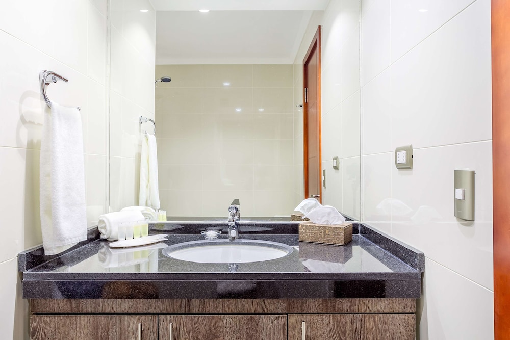 Premium Suite, 1 Queen Bed, Non Smoking, Kitchenette (Living Room) - Photo 4