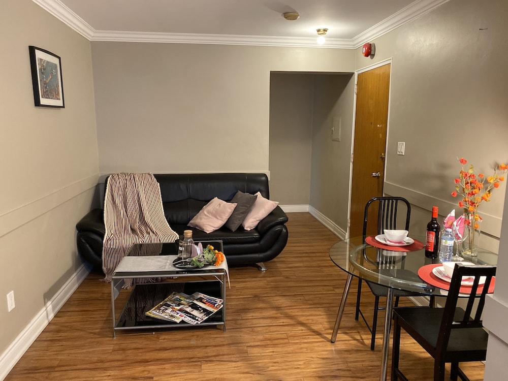 Economy Room, 1 Queen Bed, Shared Bathroom