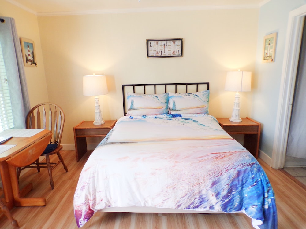 Lighthouse Cottage - 1 queen bed - 1 Room photo 3