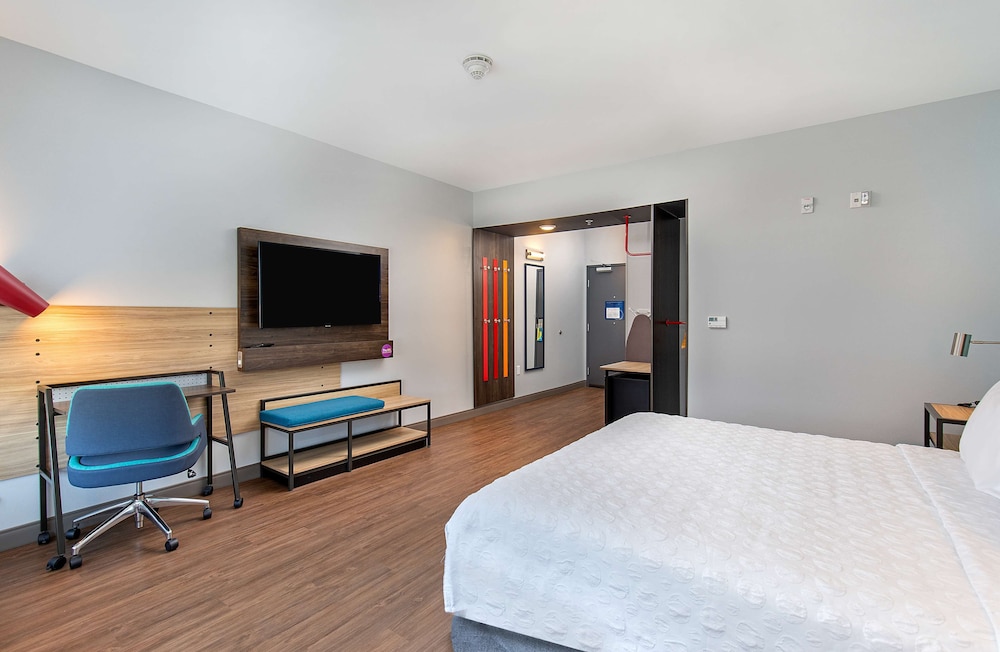 Room, 1 King Bed, Accessible (Roll-In Shower) - Photo 3