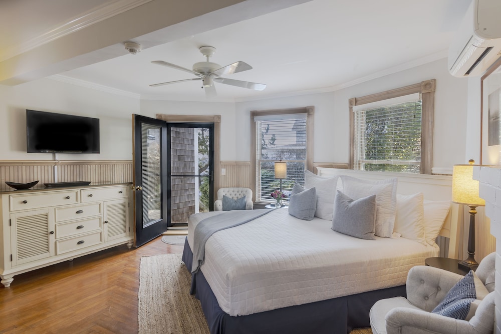 Deluxe Studio Suite, 1 King Bed, Patio, Sea Facing photo 2