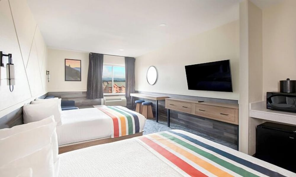 Standard Room (2 Queen Beds with Sofabed) photo 3