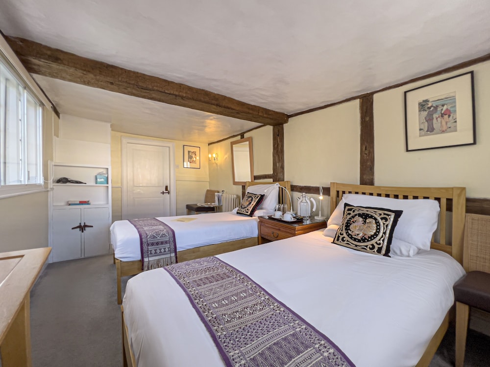 Twin Room, Private Bathroom (Corner Room) - Photo 2