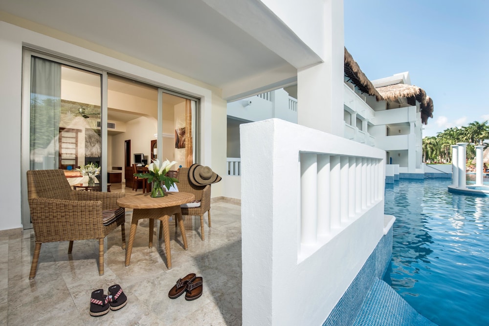Deluxe Room, Pool Access (Pool View) photo 3