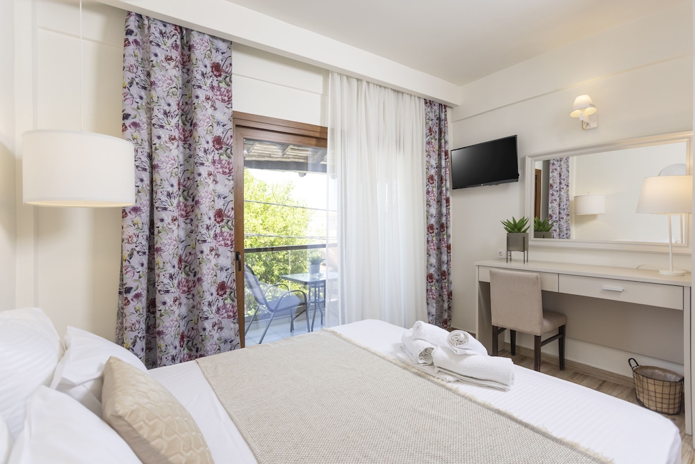 Superior Double Room (Small) photo 2