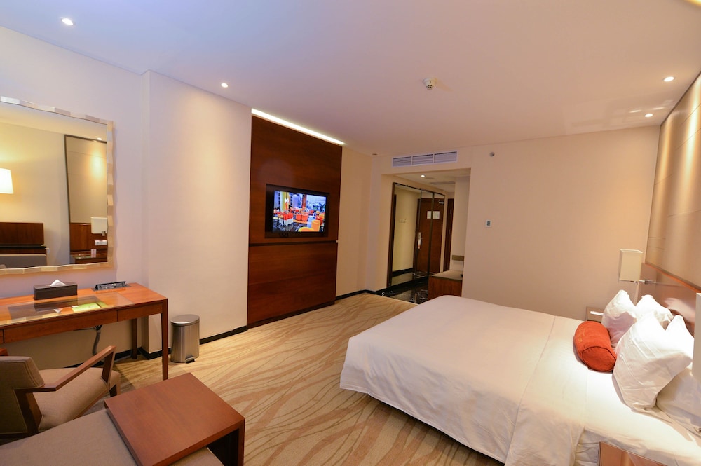 Grand Deluxe Room, 1 King Bed photo 3