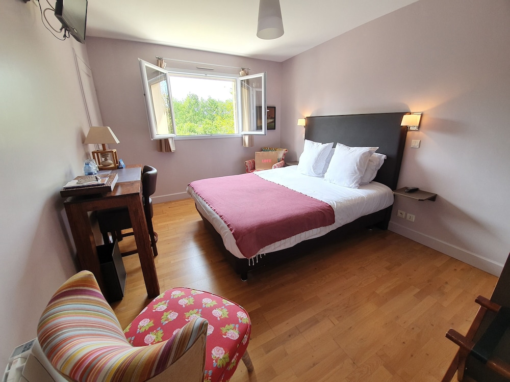 Standard Double Room (9)