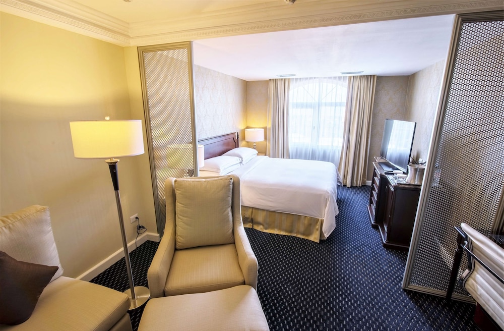 Junior Suite, 1 King Bed - Photo 1