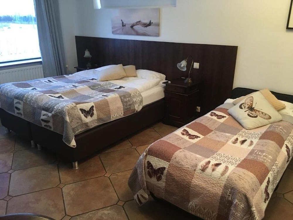 Standard Triple Room, Private Bathroom photo 3