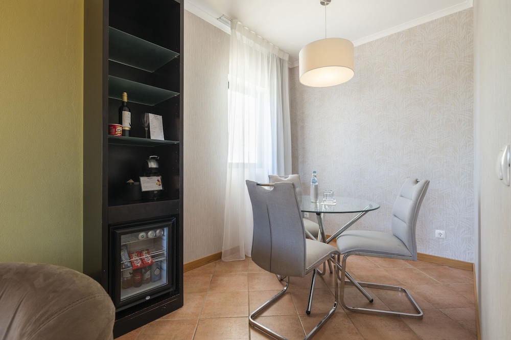 Suite, 1 Bedroom - Photo 2