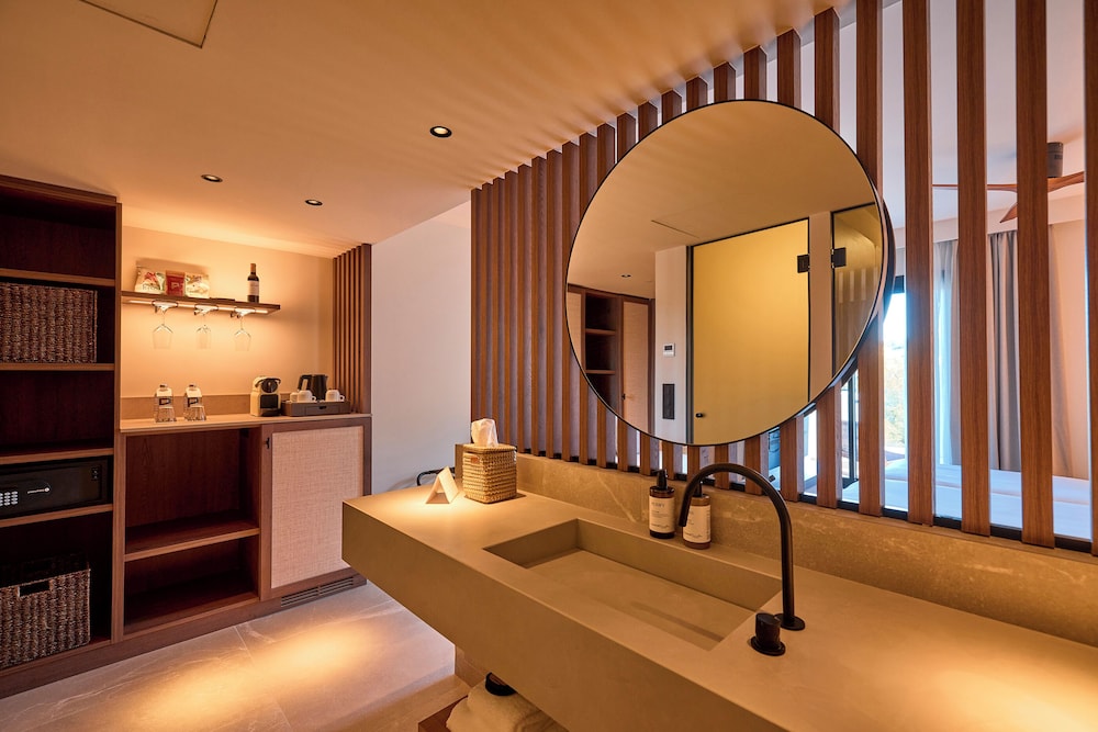 Deluxe Double Room, Sea View (Mandala) thumbnail 6