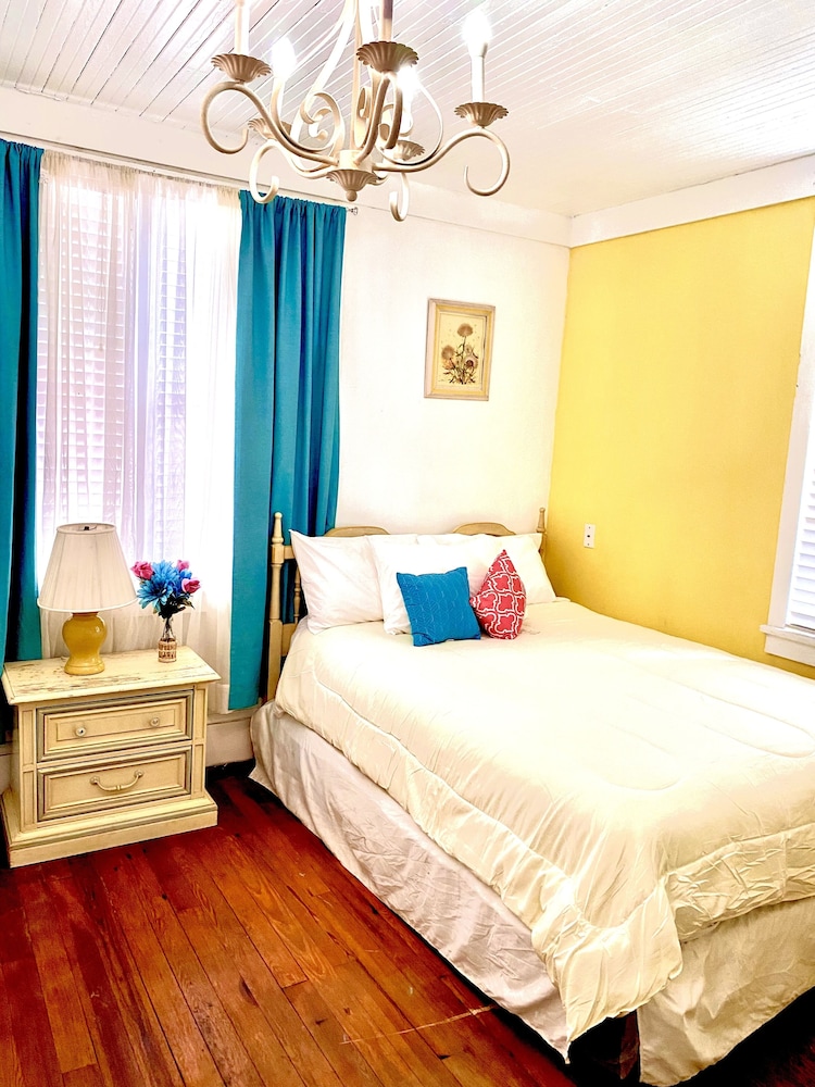 Yellow Room photo 1