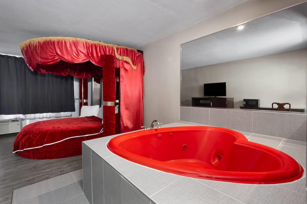 Room, 1 King Bed, Non Smoking, Jetted Tub - Photo 4