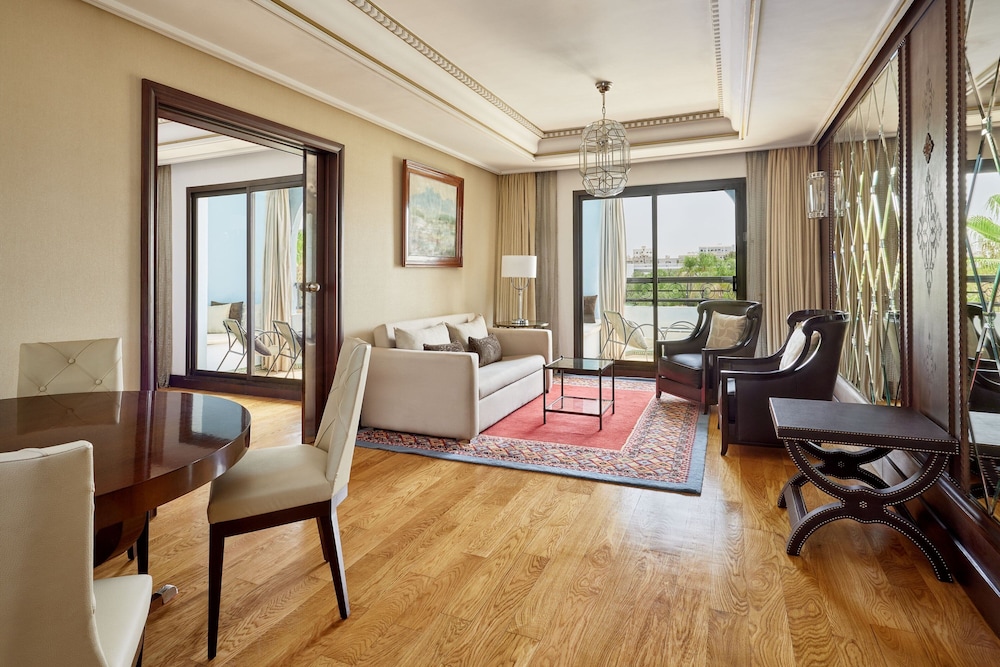 Executive Suite, 1 King Bed with Sofa bed, Balcony - Photo 7