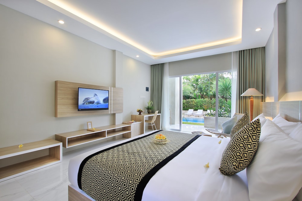 Deluxe Room Pool Access (with Daily Afternoon Tea) photo 1
