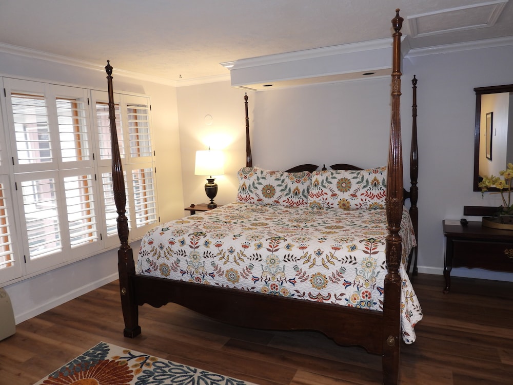 Deluxe Room, 1 King Bed, Fireplace photo 1