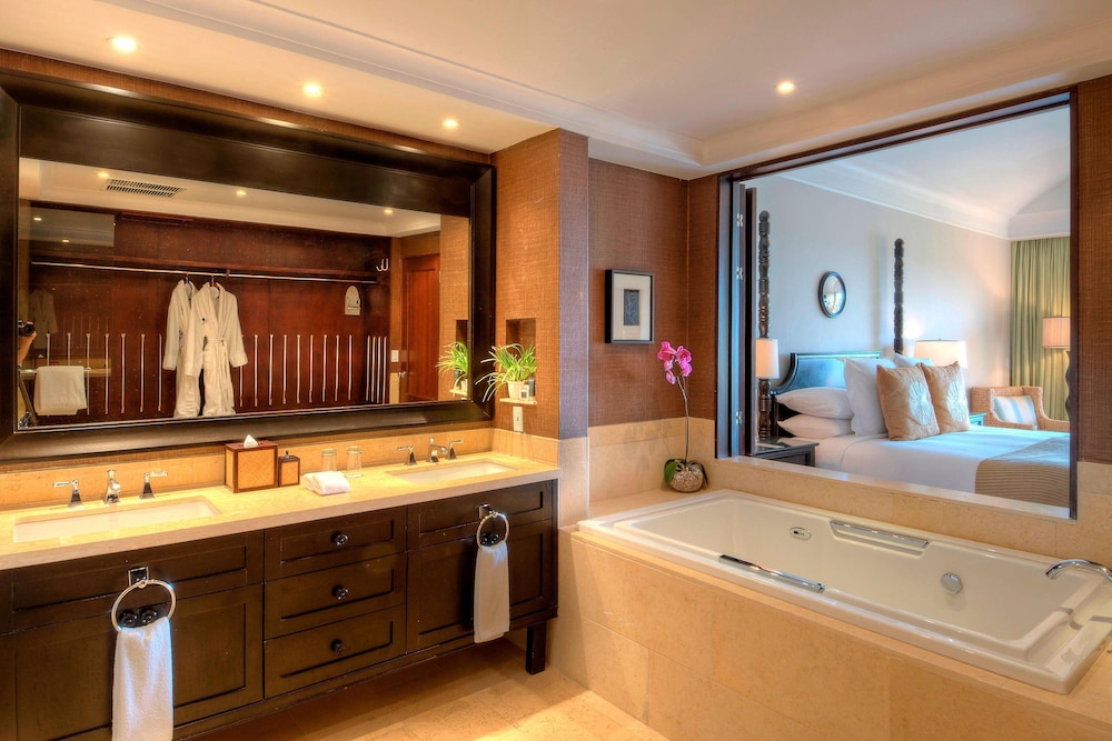 Suite, 1 King Bed, Balcony - Photo 11