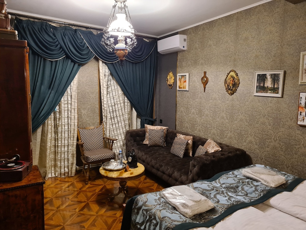 Standard Double or Twin Room, Bathtub, Courtyard View photo 1