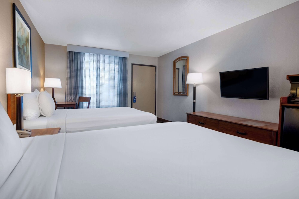 Deluxe Room, 2 Queen Beds, Non Smoking - Photo 1