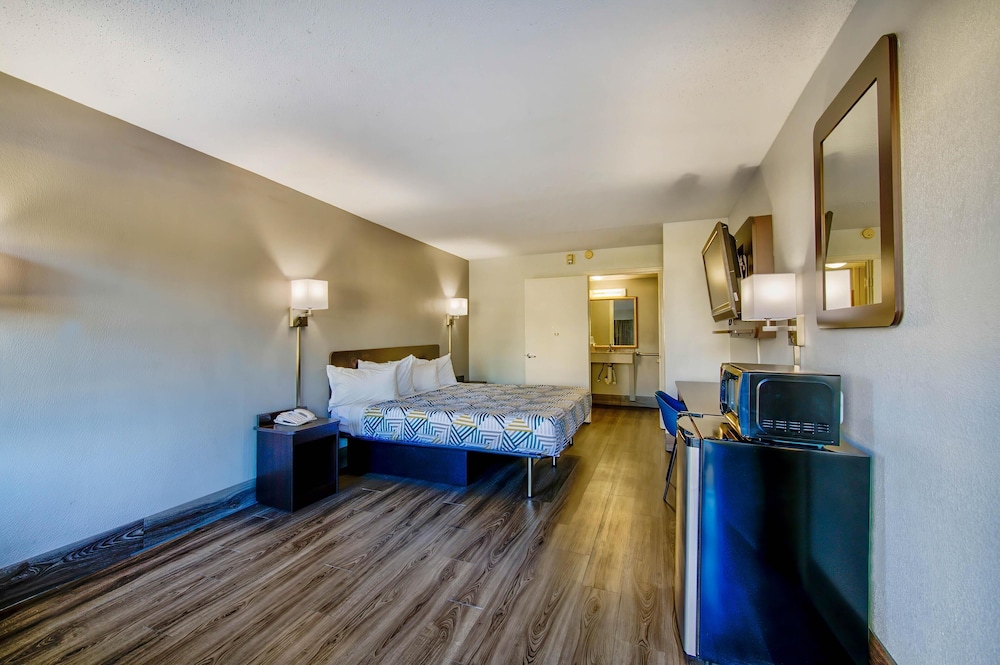 Deluxe Room, 1 King Bed, Non Smoking, Refrigerator & Microwave - Photo 6