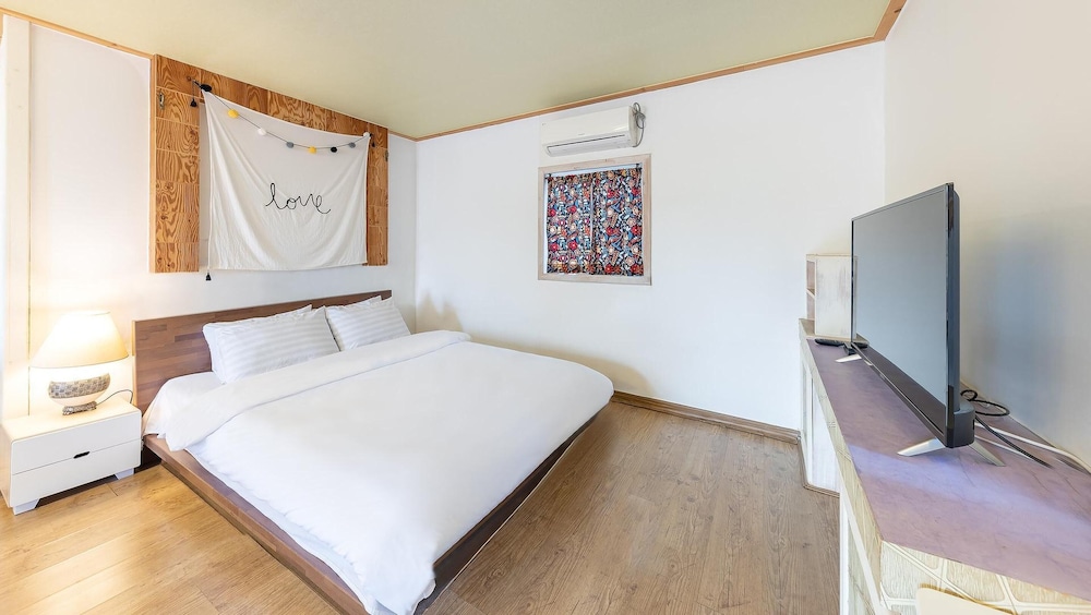 Basic Room, 1 Bedroom (104 (Studio / Pet Friendly)) - Photo 2
