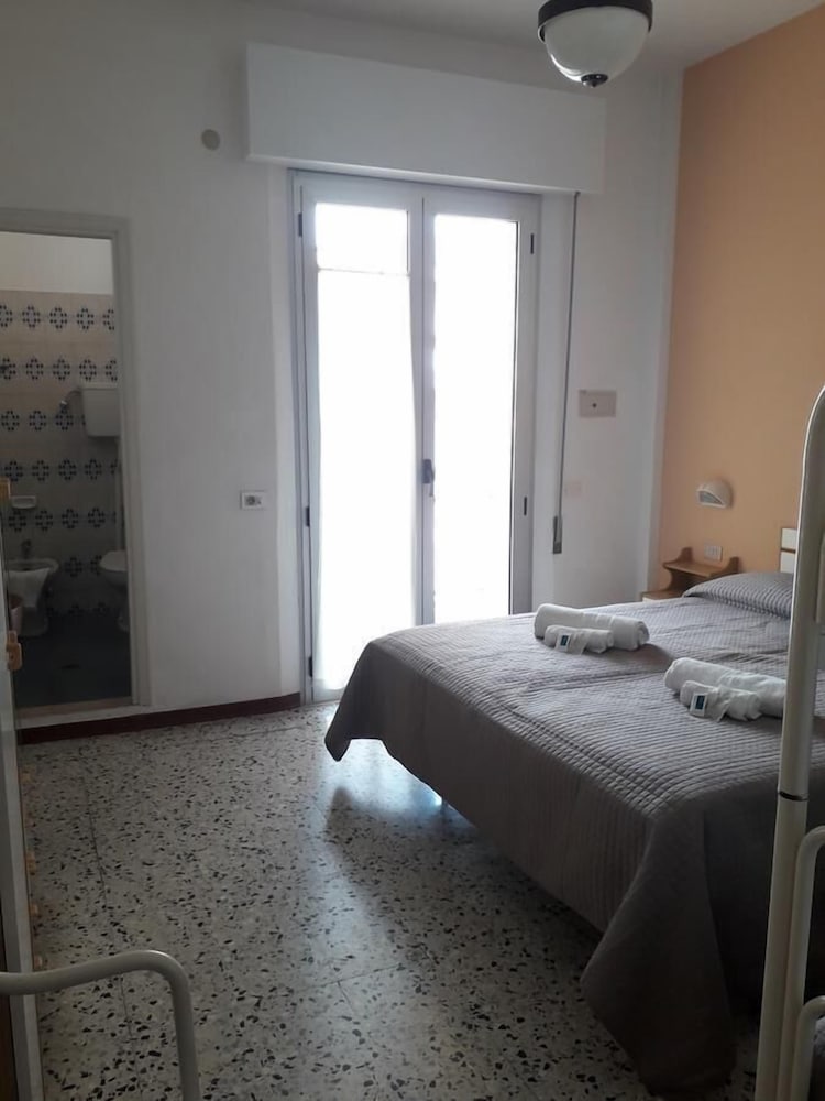 Double or Twin Room photo 3