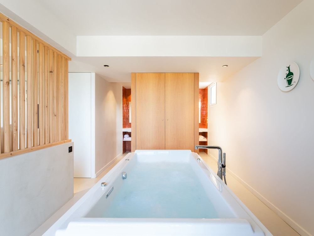 Signature Suite, Hot Tub, Sea View