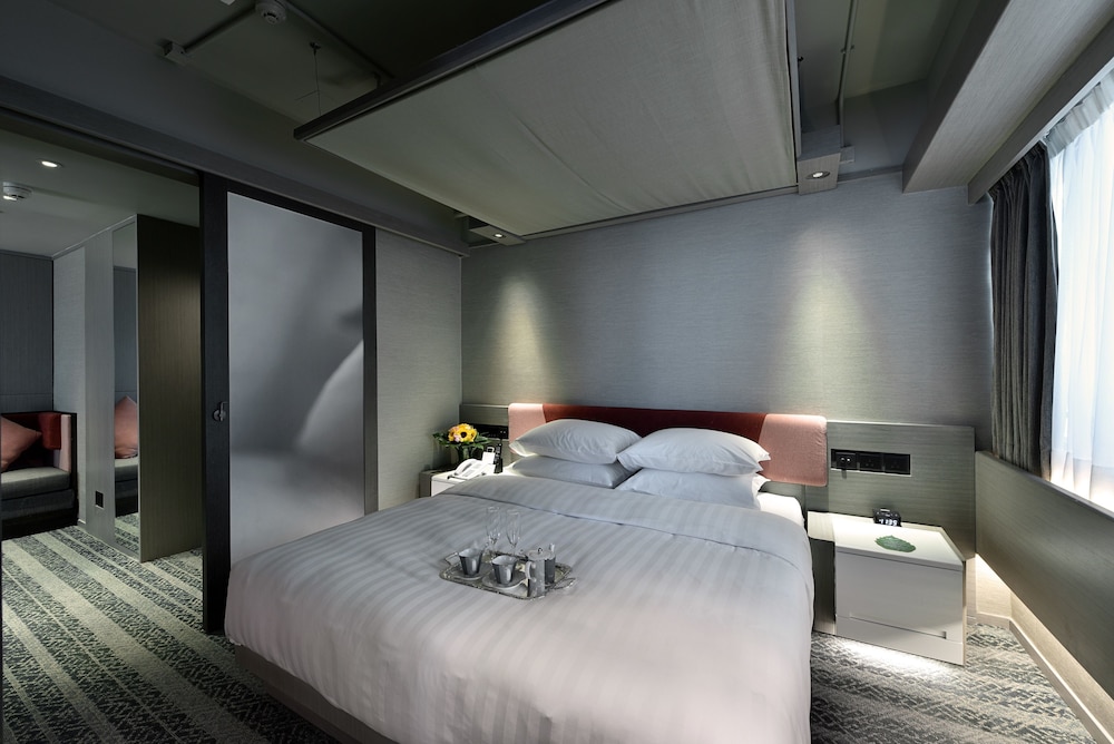 Deluxe King Suite photo 2