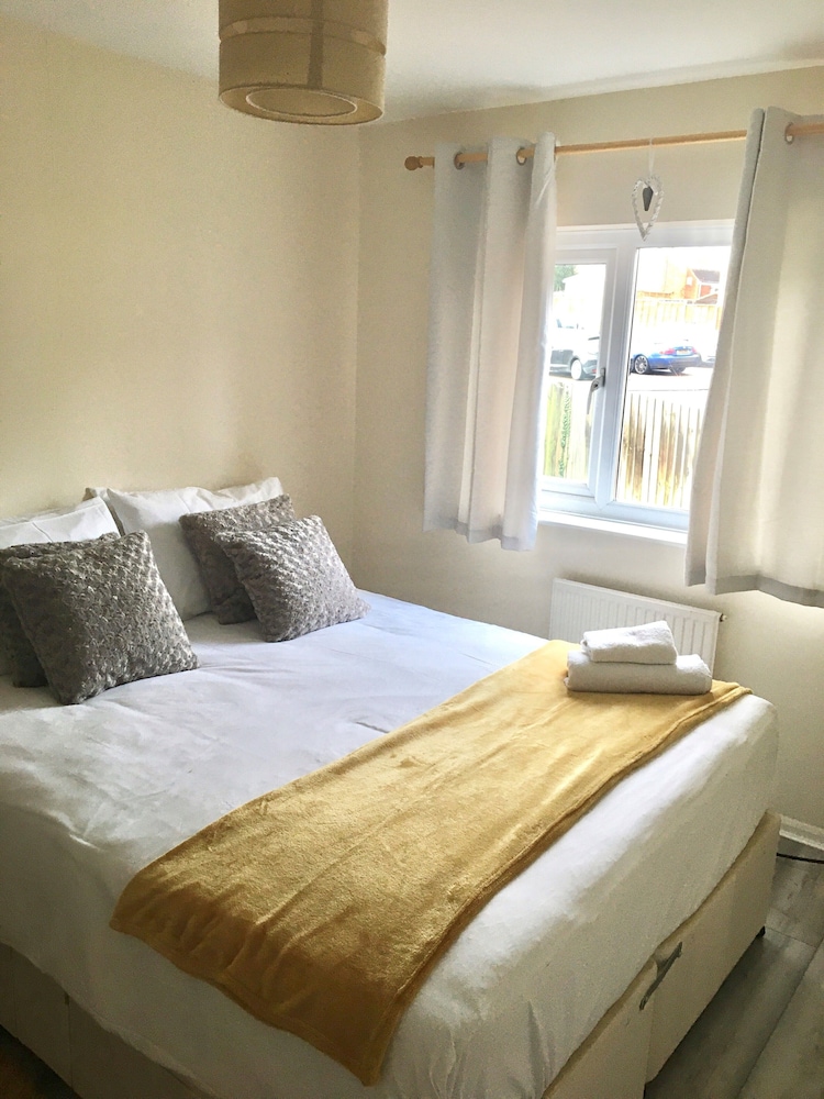 2 Bedroom House photo 3