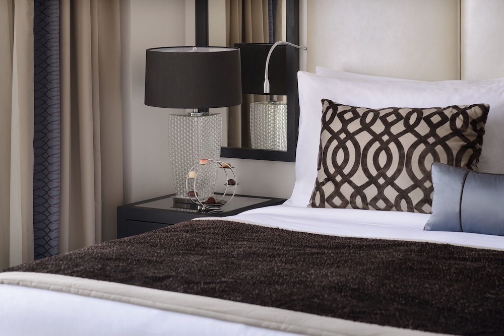 Grand Room, 1 King Bed, Non Smoking, City View - Photo 3