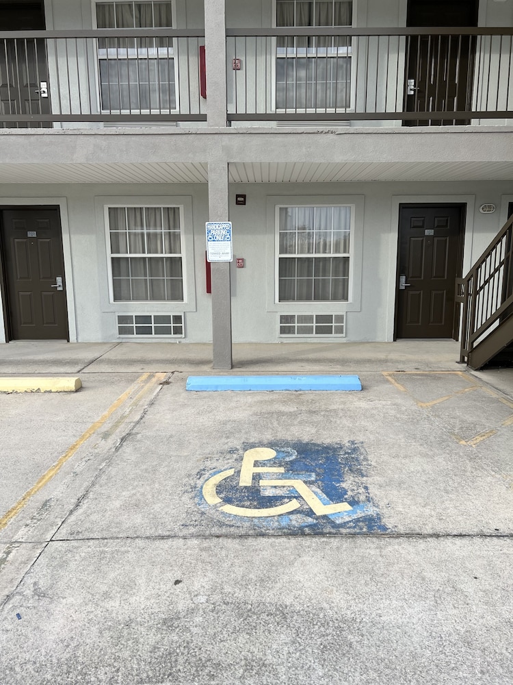 Economy Single Room, 1 King Bed, Accessible photo 3