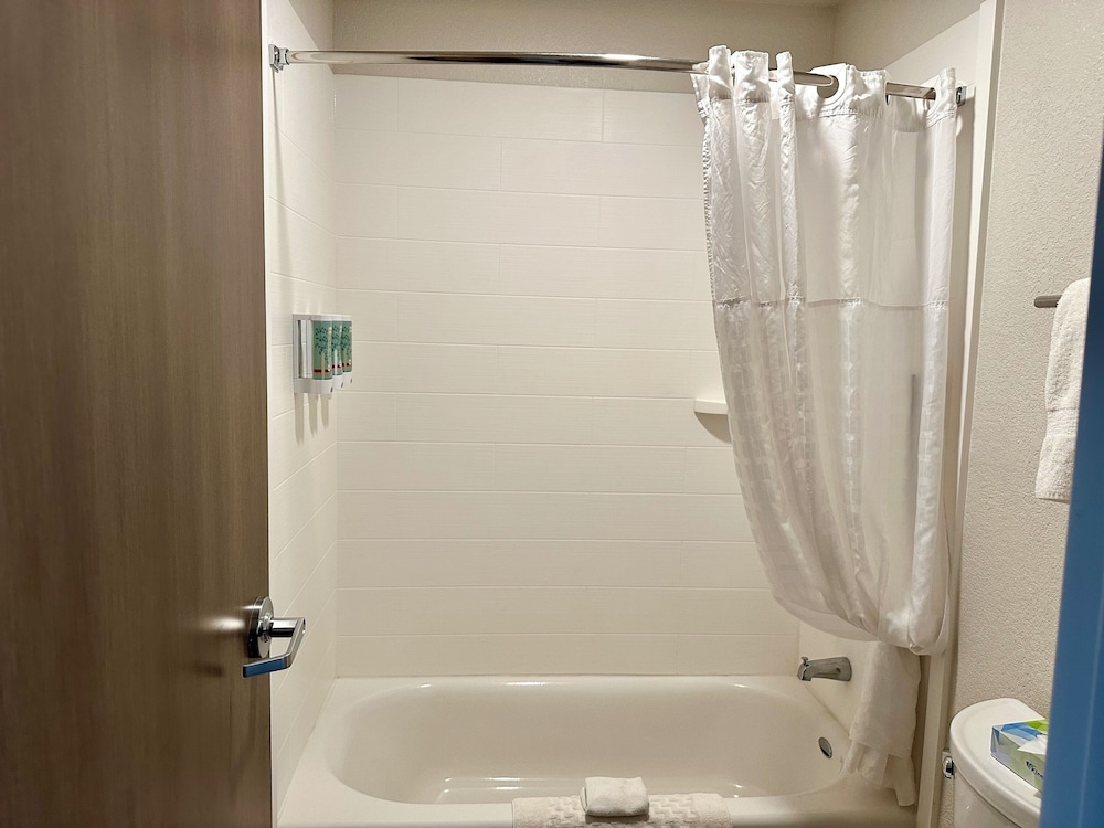 Standard Room, 2 Queen Beds, Non Smoking, Refrigerator & Microwave (1st Floor) photo 3