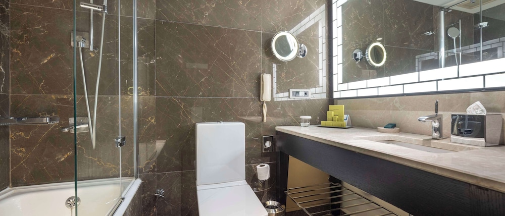 Executive Twin Room, Club Lounge Access thumbnail 6