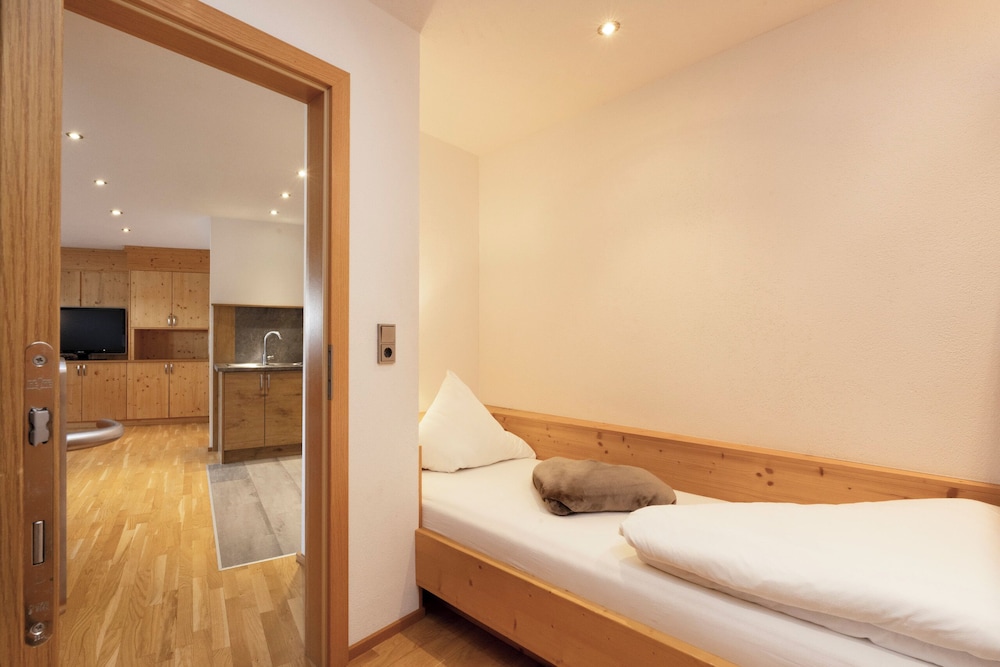 Apartment, 3 Bedrooms, Annex Building photo 2