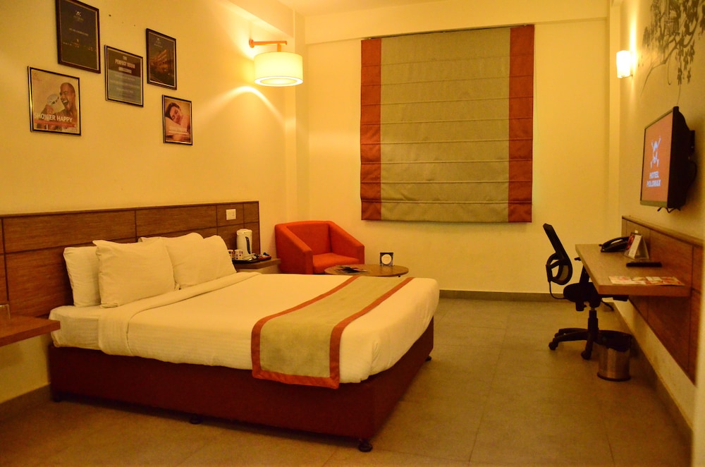 Max Queen Room