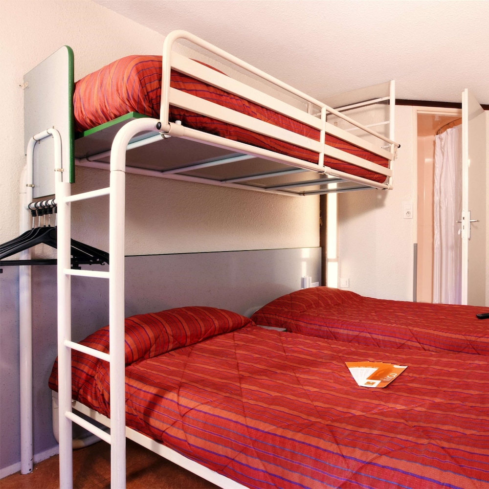 Standard Room, 3 Twin Beds photo 2