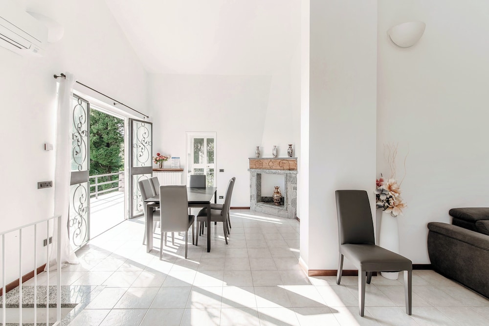 Villa, Lake View photo 1