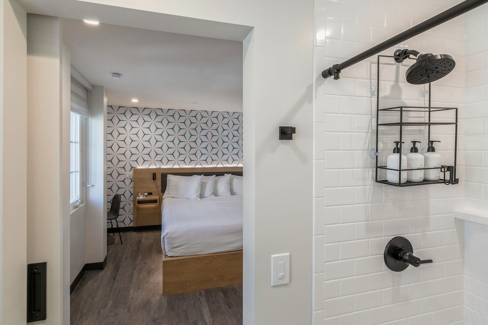 Signature Studio Suite, 1 King Bed (Self Check-in with Virtual Front Desk) - Photo 9