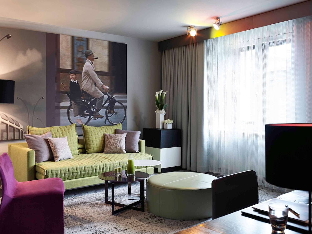 Junior Suite, 1 Queen Bed, Corner (Executive)