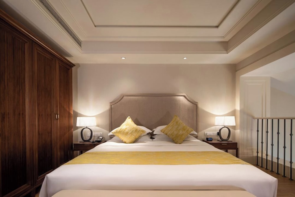 Executive Studio Suite, 1 King Bed, Lake View