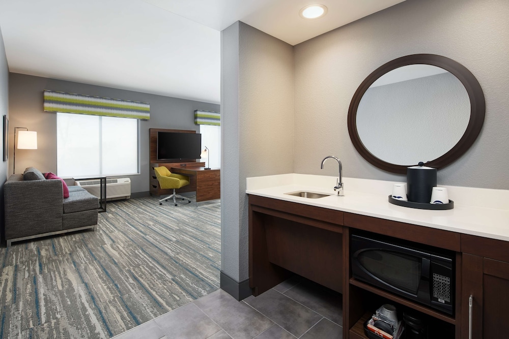 Studio, 1 King Bed, Accessible (Mobility & Hearing, Roll-In Shower) - Photo 3