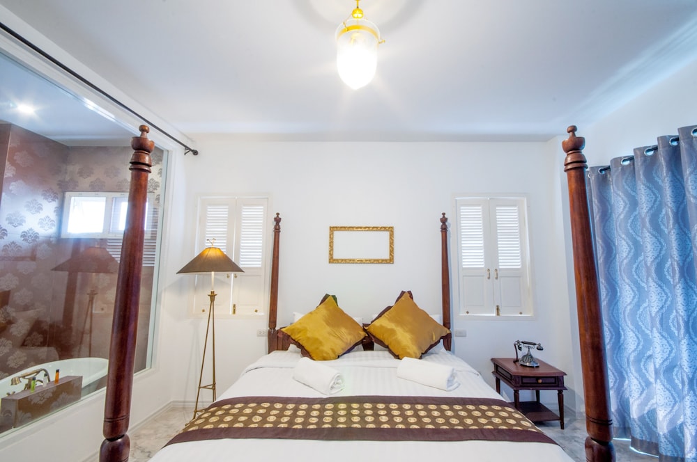 Deluxe Double Room , Free BKK Airport Transfers, flight detail required photo 3